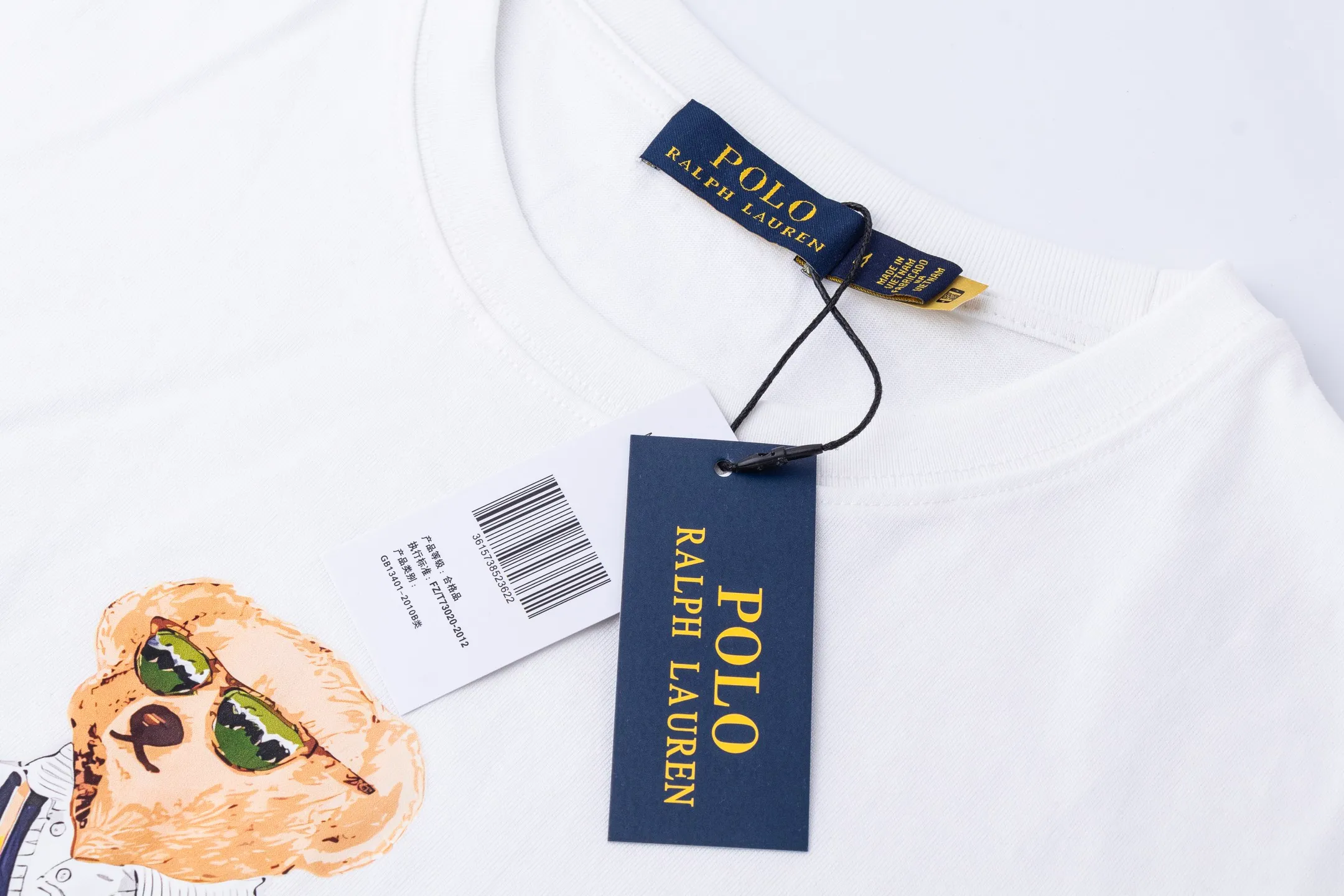 P126 Style number: 511 Ralph Lauren/Ralph Lauren 25ss new bear print round neck short sleeves. The main LOGO on the neck has a QR code mark, which can be scanned for verification to distinguish low-end products on the market. 32 counts, 240g hydrophilic toner, 100% cotton fabric, comfortable and soft, highly breathable, focusing on high-end cost-effectiveness, needless to say good quality. Available in a variety of colors, both boys and girls can try this genderless style, giving them a yuppie tone in no time. Immerse yourself in your leisurely style, and have your own style in retro. Natural, vivid, and very French romantic feelings perfectly integrate the youthful atmosphere with the trend. The clever embellishment of the classic pony logo embroidery carries all the eye-catching points. Color: black, white, navy blue, light blue Size: S-xL S Shoulder width 44 Bust 104 Sleeve length 23 Clothing length 72 M Shoulder width 45 Bust 108 Sleeve length 24 Clothing length 74 L Shoulder width 46 Bust 112 Sleeve length 25 Clothing length 76 xL Shoulder width 47 Bust 116 Sleeve length 26 Clothing length 78